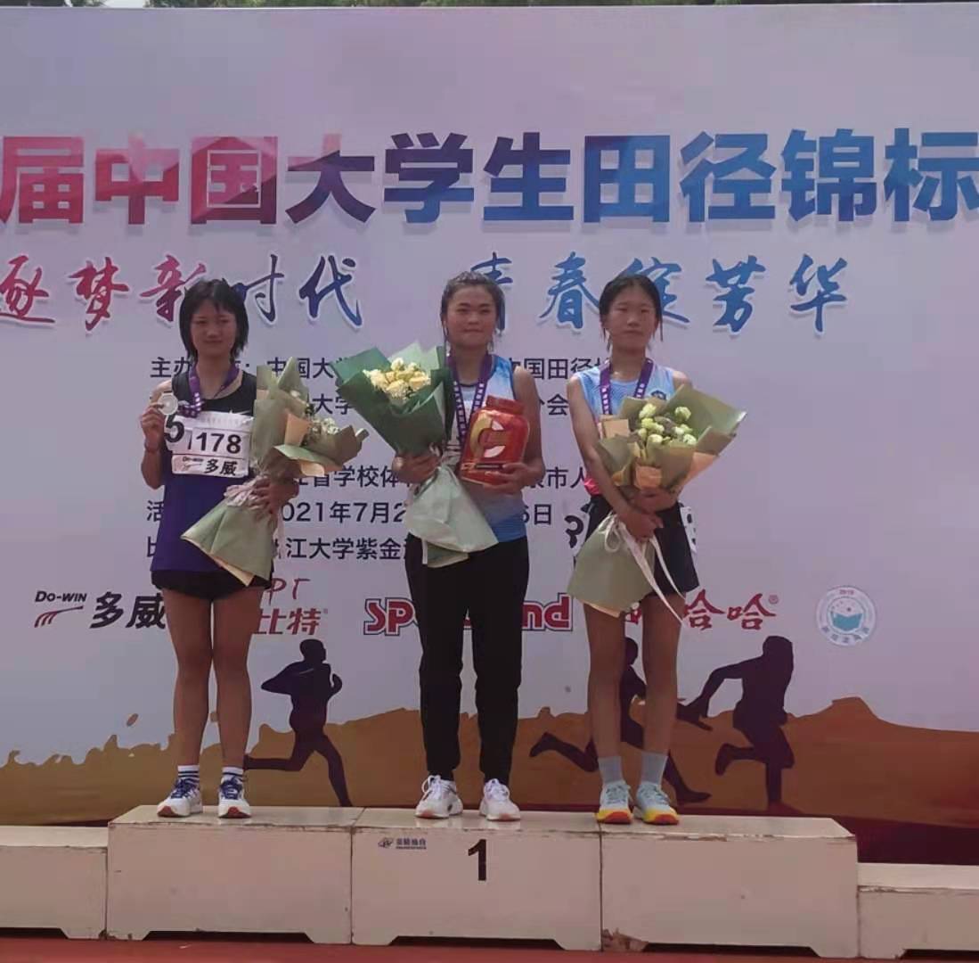 女子5000米冠军颁奖仪式(我校学生刘香莹荣获冠军)