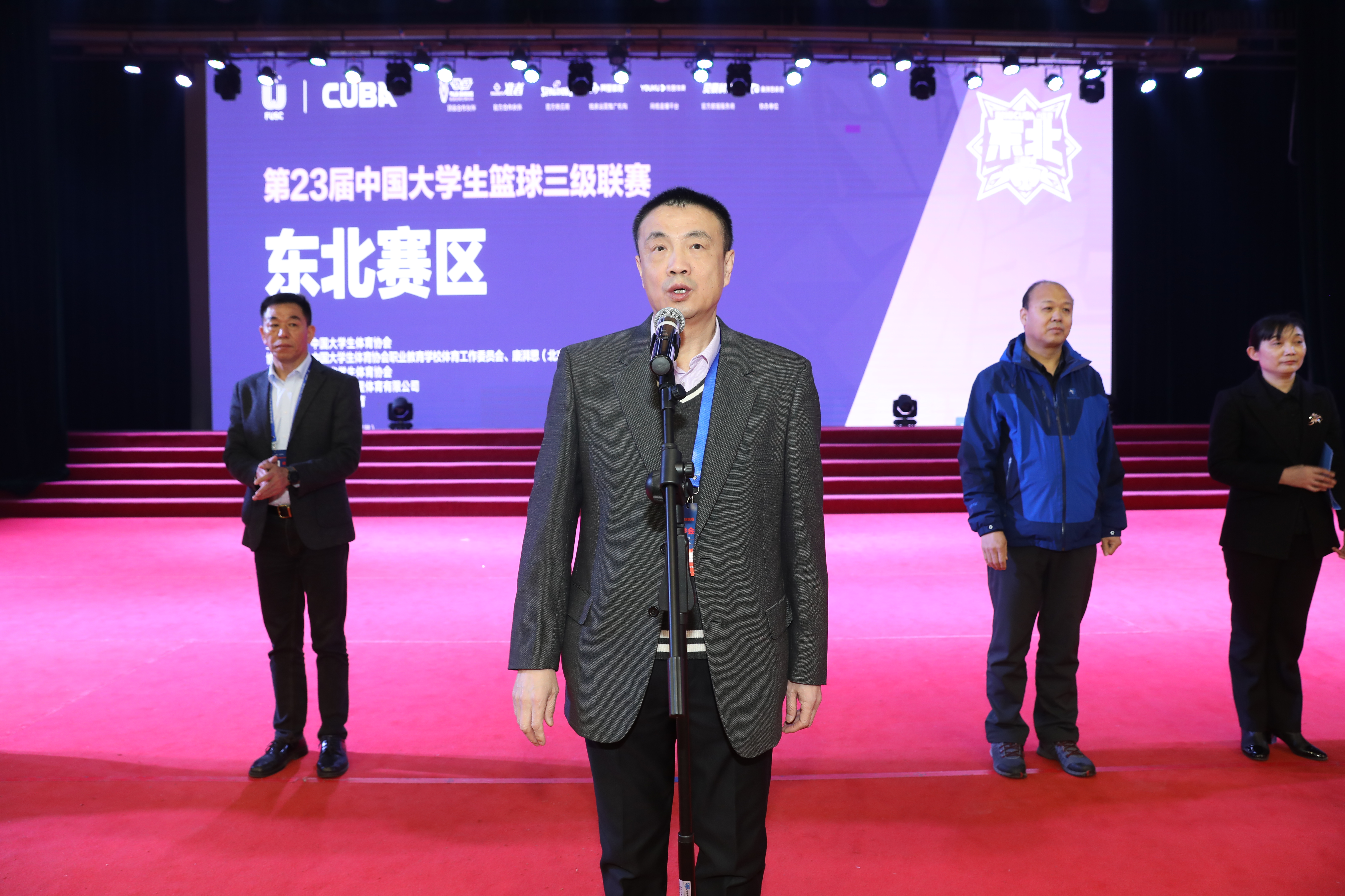 中国大学生体育协会综合部主任张汉宣布比赛开赛