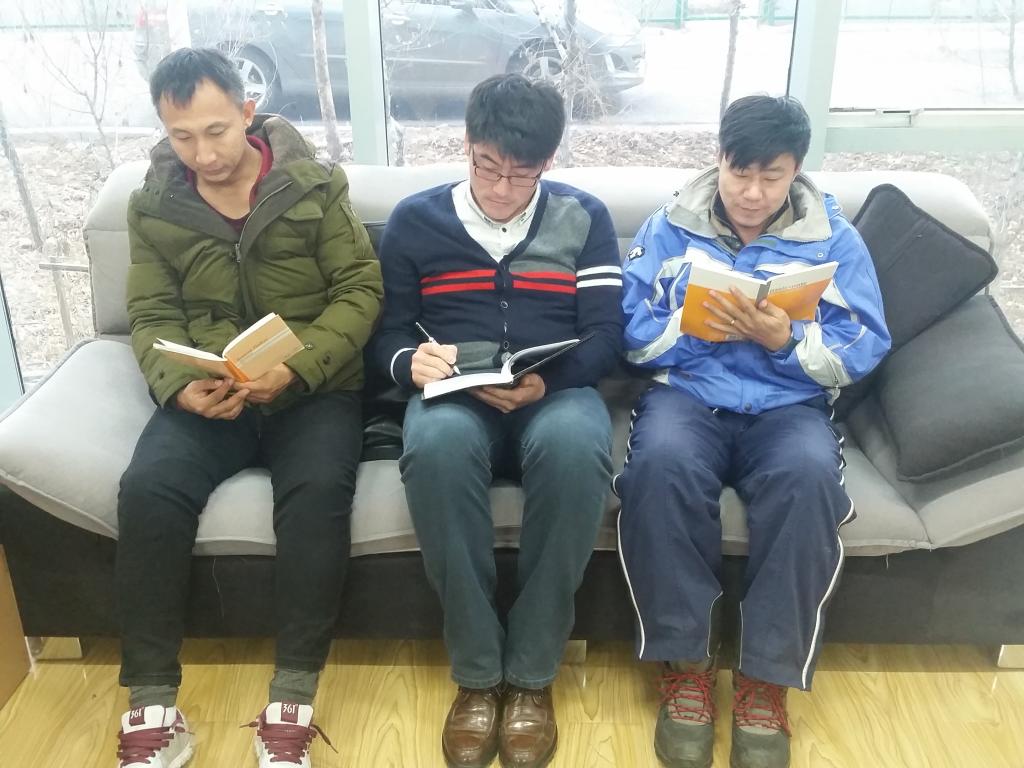 体育教学部部分党员教师在总结个人笔记