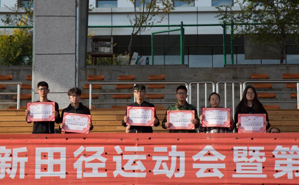 乒乓球联赛前三名代表领奖