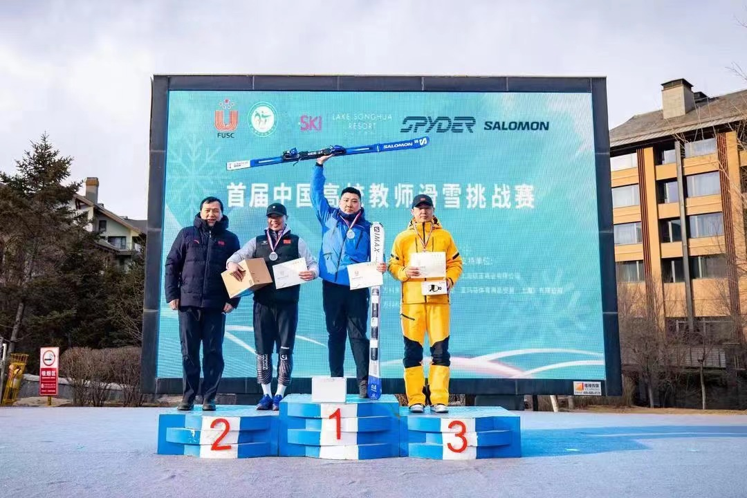 颁奖典礼(左二为林聪老师)